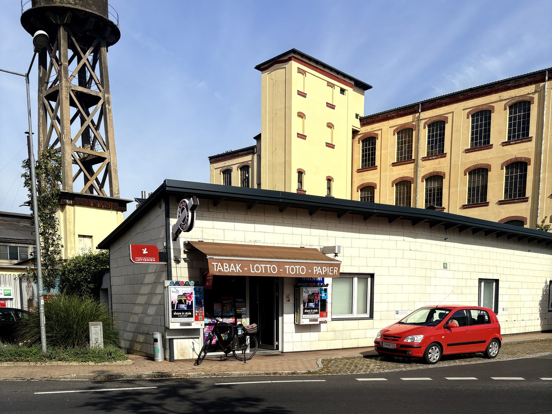 Die Trafik in der Frauengasse 14 von außen, mit Markise „Tabak – Lotto – Toto – Papier“